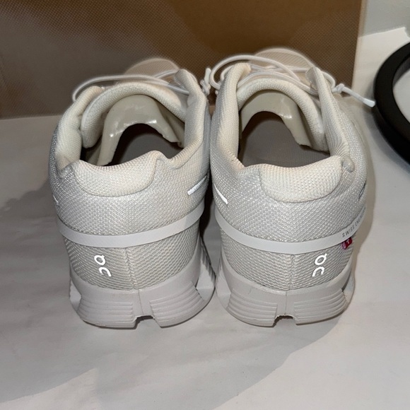 New On Running All White Sneakers Cloud 5 women’s shoes - Picture 3 of 5